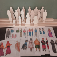 16 houten silhouetten met mens-figuren